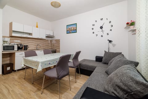 Apartments I&M - Unit 377539-13