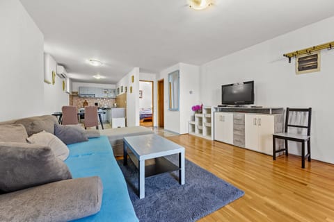 Apartment Tin - Unit 377273-13