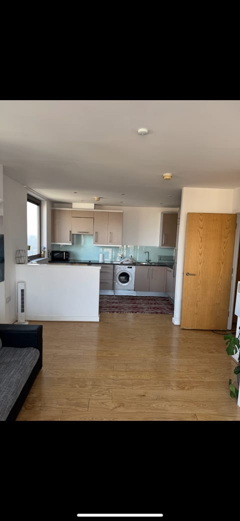Modern 2-Bed Apartment near Tower Bridge | Free Pa