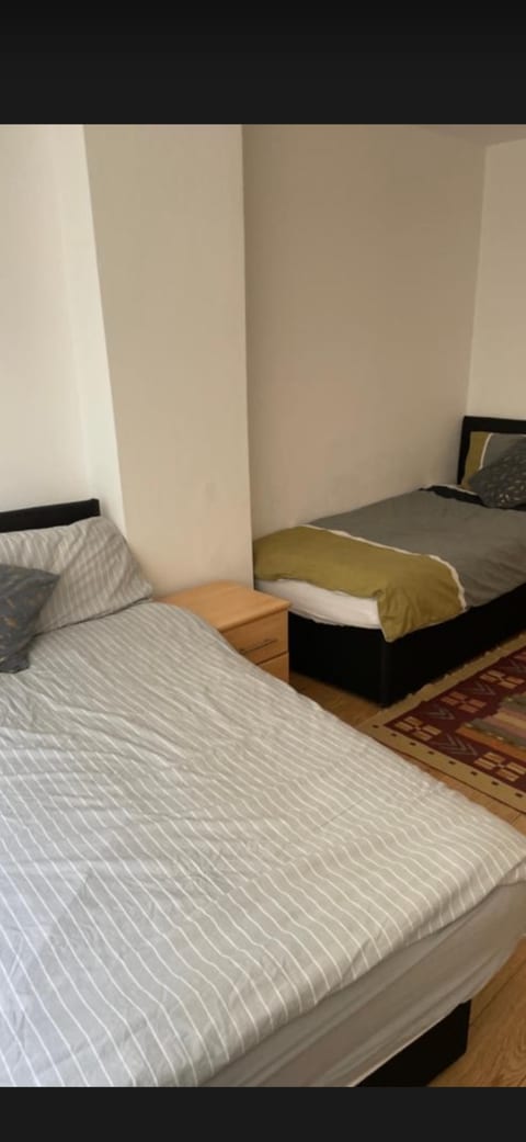 Modern 2-Bed Apartment near Tower Bridge | Free Pa