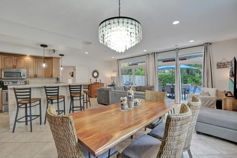 HOLY MOLY LOCATION !! Pool, Beach, Publix, Shops