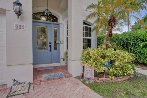 Charming entrance with tropical vibes