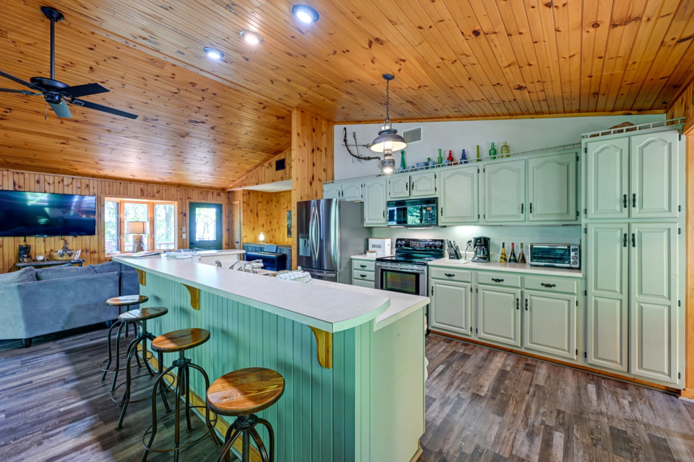 family-and-friends-getaway-panoramic-mountain-vistas/