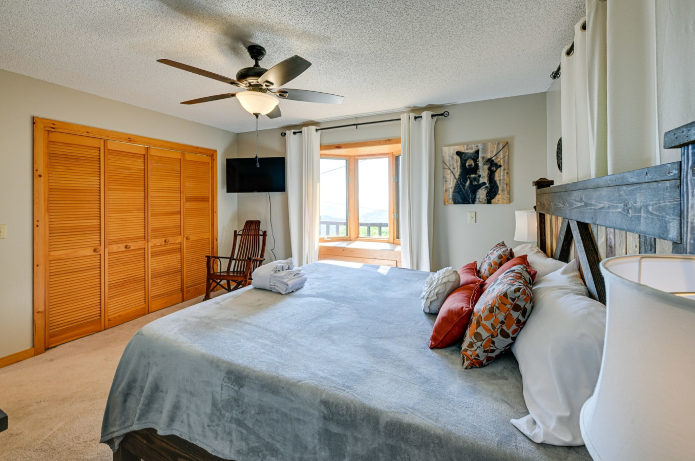 family-and-friends-getaway-panoramic-mountain-vistas/