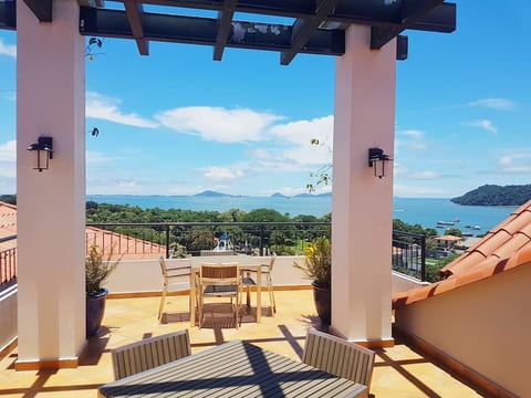 Top floor common terrace with amazing views to the entrance of the Panama Canal!