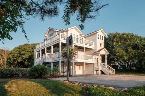 DolphinInnOBX: 7 Bedrooms, Pool, Hot Tub, quick 1.5 blocks to beach, with plenty of amenities to keep the family happy (golf, tennis, gym, bowling, and marina)
