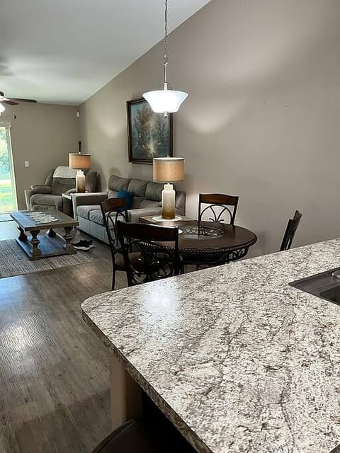 Quiet Snowbird Retreat: Comfy, Clean, Affordable