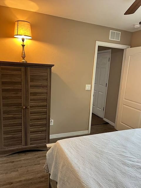 Quiet Snowbird Retreat: Comfy, Clean, Affordable