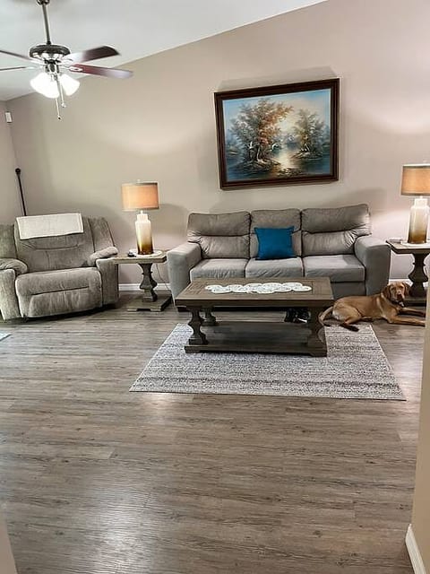 Quiet Snowbird Retreat: Comfy, Clean, Affordable