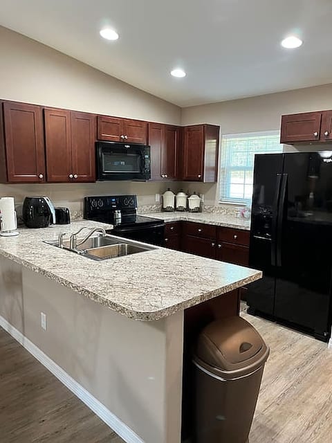 Quiet Snowbird Retreat: Comfy, Clean, Affordable