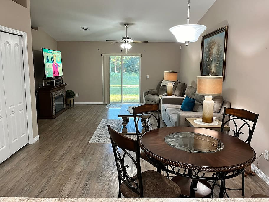 Quiet Snowbird Retreat: Comfy, Clean, Affordable