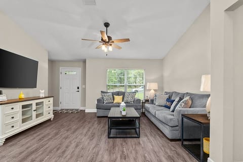 Heated Pool Cheerful, Pet- friendly 3 Bedroom
