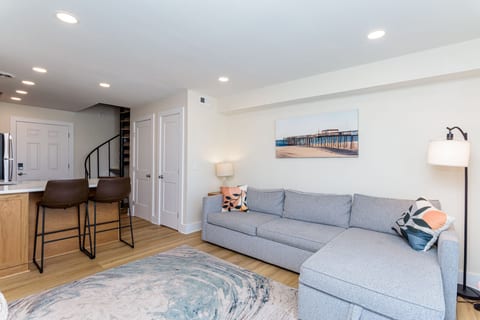 127th St | pool, short walk 2 beach & Park