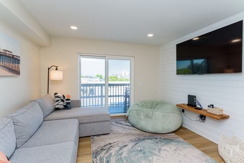 127th St | pool, short walk 2 beach & Park