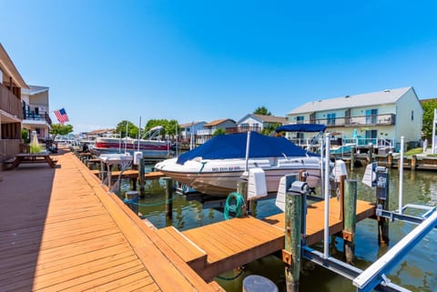 Captains Quarter|canal-side 2 bedroom!