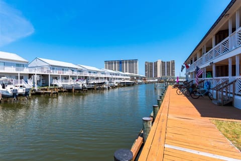 Captains Quarter|canal-side 2 bedroom!