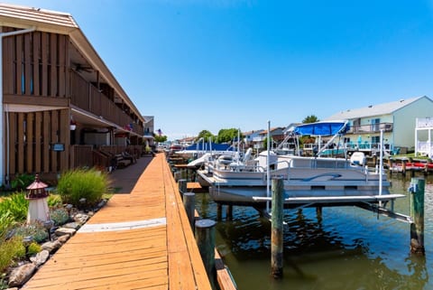Captains Quarter|canal-side 2 bedroom!