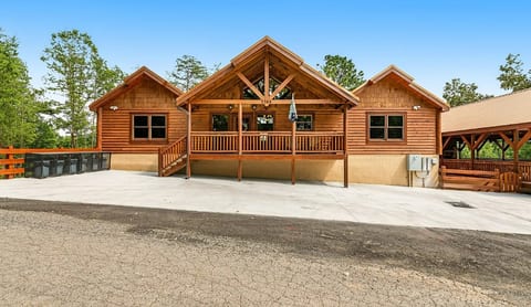 Smoky Serenade - Sleeps 30!