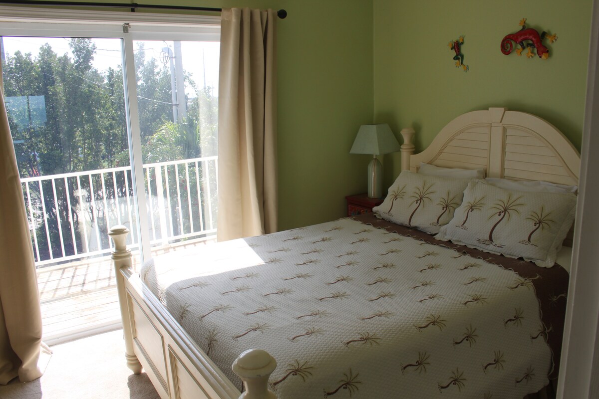 keys-waterfront-spectacular-gulf-view-dock-pool/