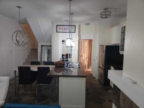 Chic Modern 2BR Yaletown Townhouse - Ultimate Comfort Convenience for a Prime Stay