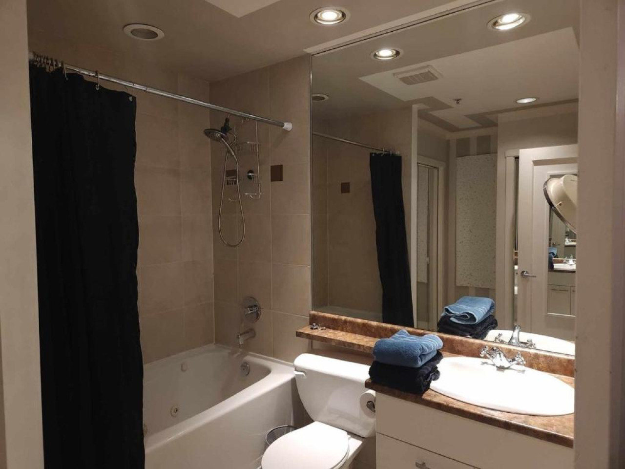 chic-modern-2br-yaletown-townhouse-ultimate-comfort-convenience-for-a-prime-stay/