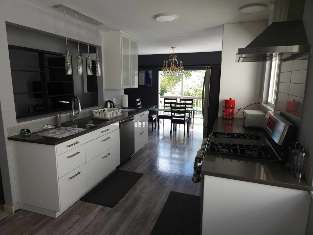 modern-comfort:-furnished-3-bedroom-oasis-in-vibrant-vancouver-for-prime-stays/