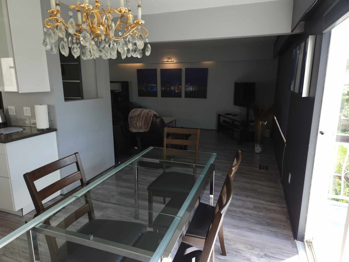 charming-upper-level-3-bedroom-house-on-beatrice/