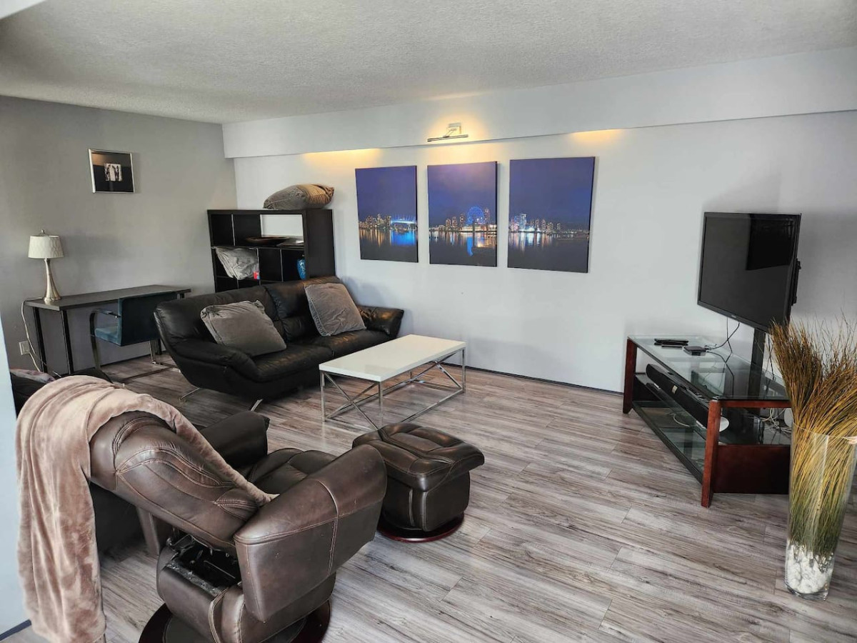 charming-upper-level-3-bedroom-house-on-beatrice/