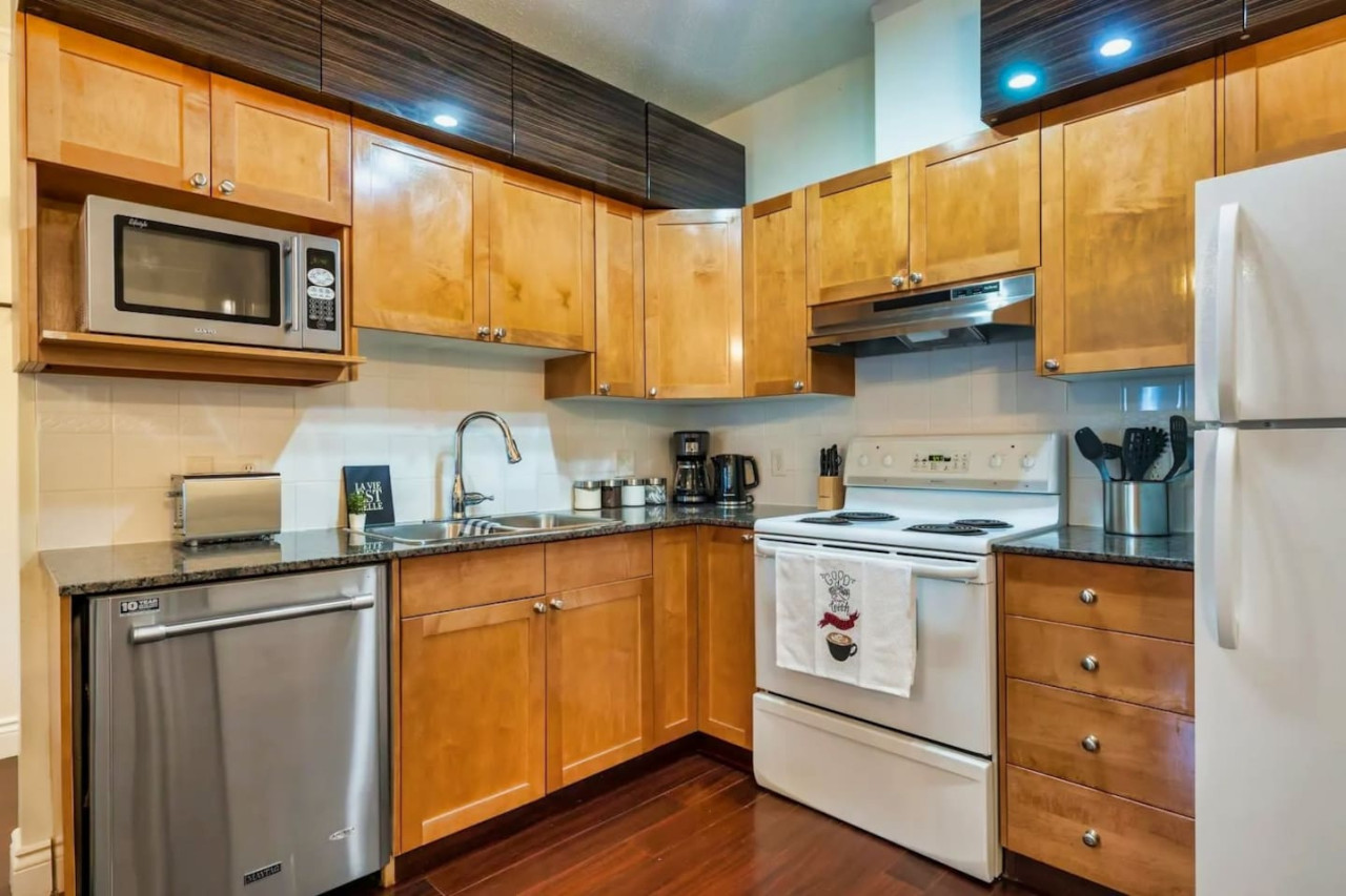 charming-upper-level-3-bedroom-house-on-beatrice/