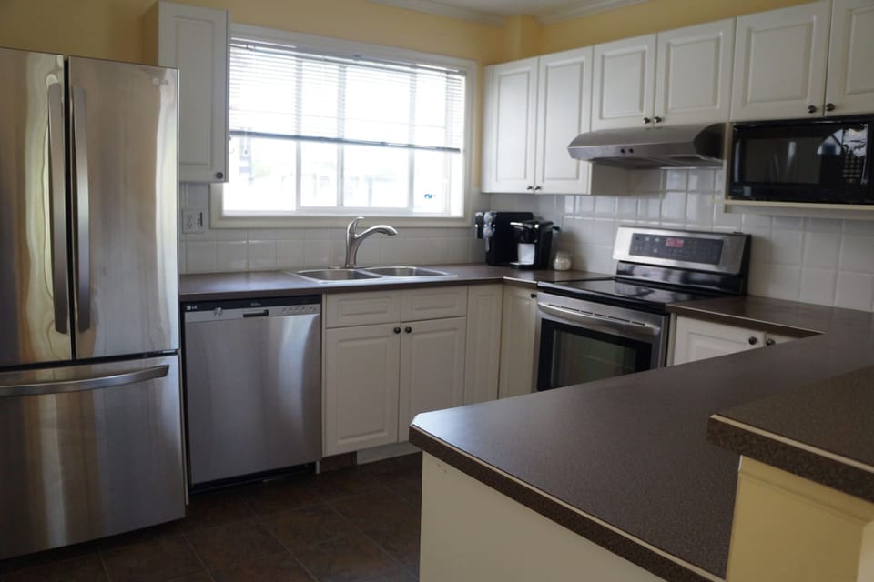 Signature City Charm: Furnished 3-BR Retreat - Vancouver