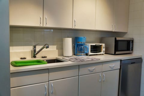 Downtown Calgary Furnished Rentals: Stylish 2BR Corporate Housing