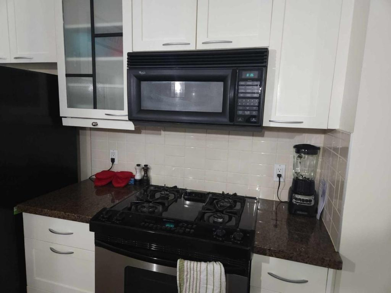 cityscape-comfort:-elegant-2-bedroom-townhouse-in-the-heart-of-vancouver/