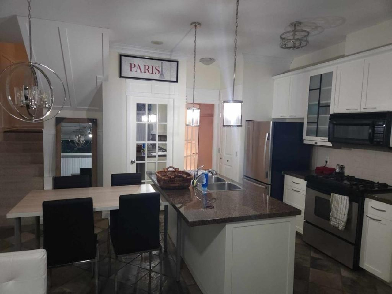 cityscape-comfort:-elegant-2-bedroom-townhouse-in-the-heart-of-vancouver/