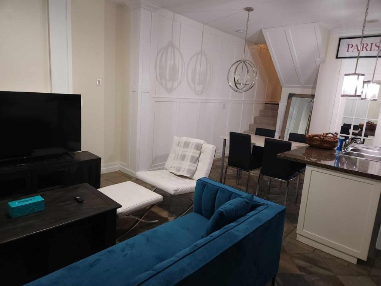 cityscape-comfort:-elegant-2-bedroom-townhouse-in-the-heart-of-vancouver/