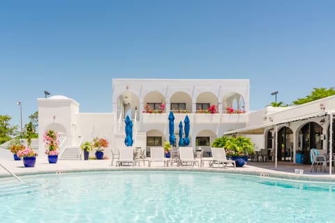 Community Pool/Restaurant
