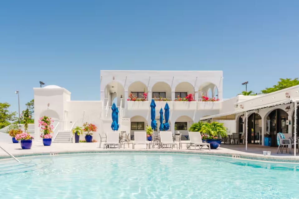 Community Pool/Restaurant