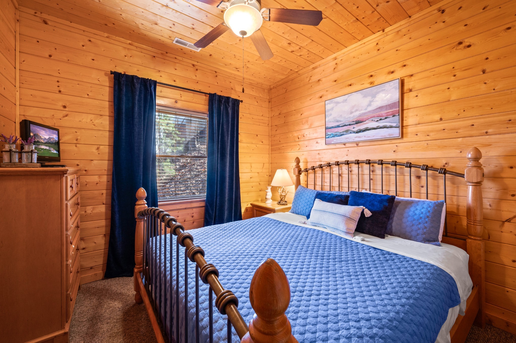 Downstairs bedroom with King bed - 5 View - Hot Tub, Arcade, Pool Table & WiFi  - Sevierville