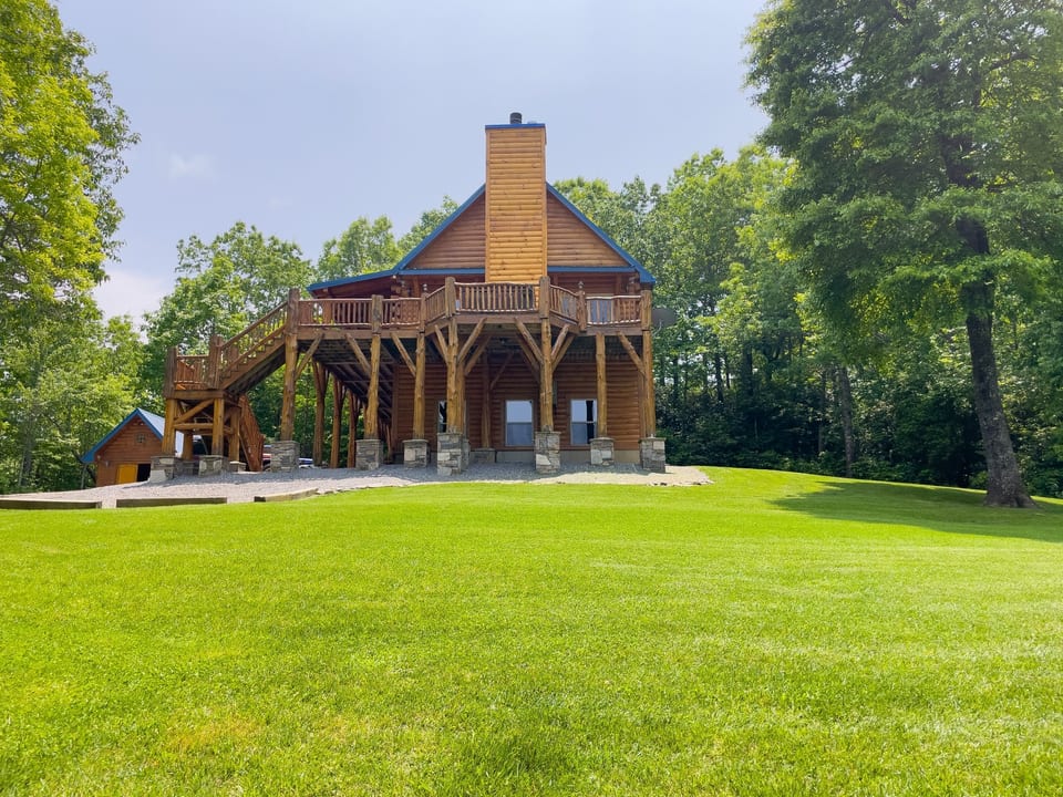 4 Bedroom / 3 Full Bath / Large Yard / Fantastic View