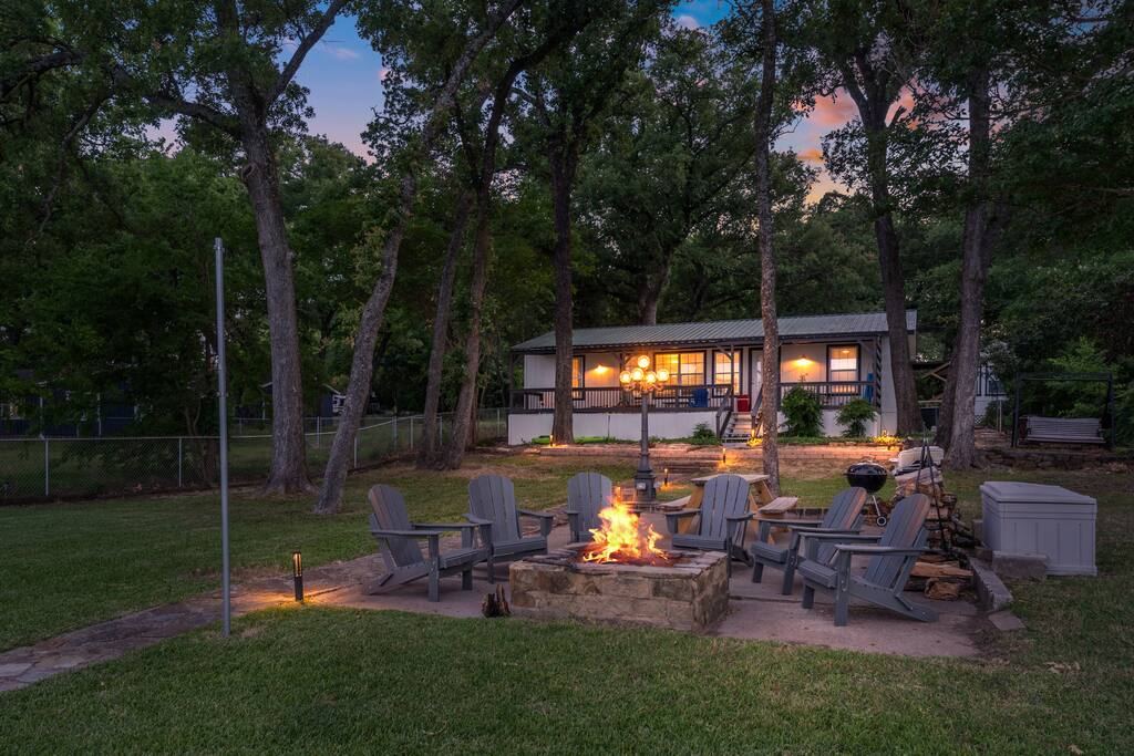 waterfront-cottage-w-hot-tub!/