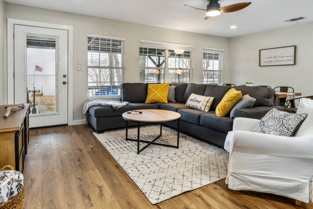 waterfront-cottage-w-hot-tub!/