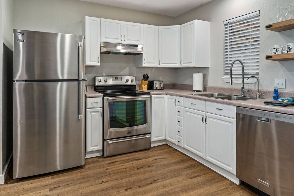 waterfront-cottage-w-hot-tub!/