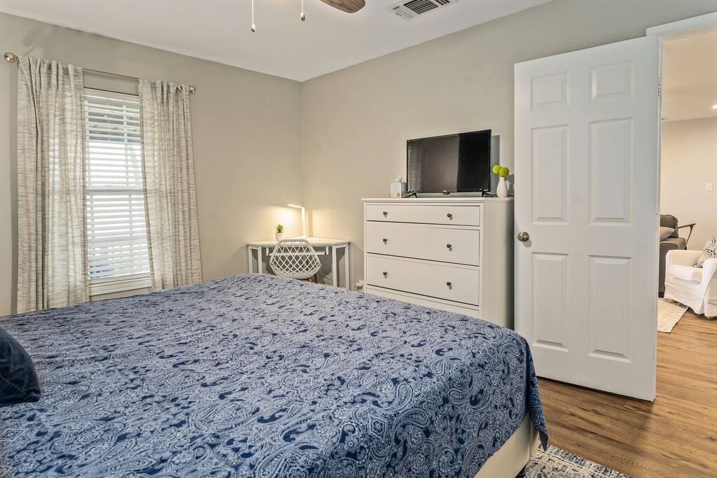 waterfront-cottage-w-hot-tub!/