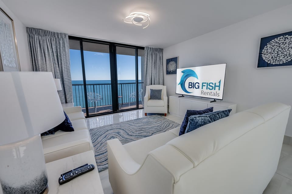 Amazing Living Room with Stunning Views🌊☀️