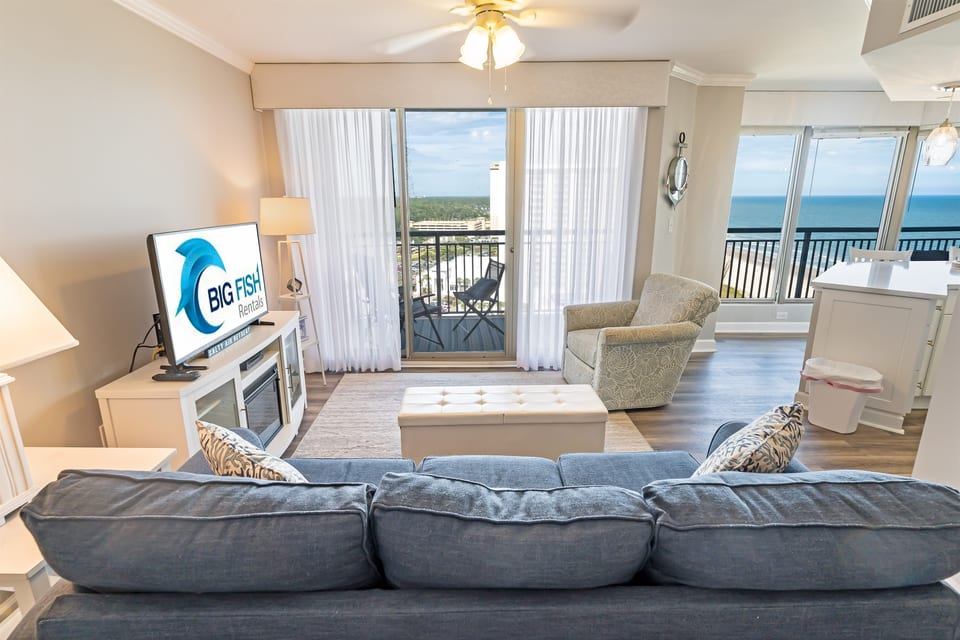 Amazing Living Room with Stunning Views🌊☀️