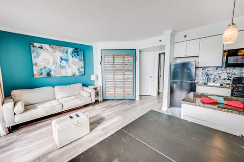 Living Room with Stunning Views🌊☀️