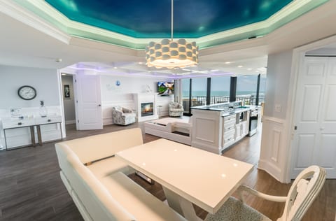 Large Living Room, Beautifully Decorated with Amazing Views