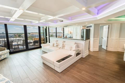 Large Living Room, Beautifully Decorated with Amazing Views