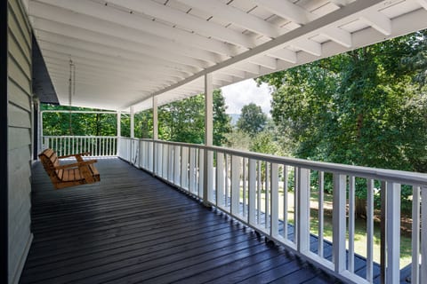 Easy Access | Fire Pit | Deck Swing | Movie Screen