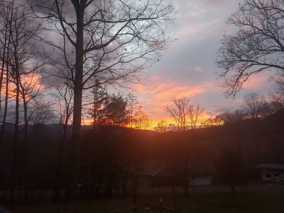 Easy Access | Fire Pit | Deck Swing | Movie Screen - Hiawassee