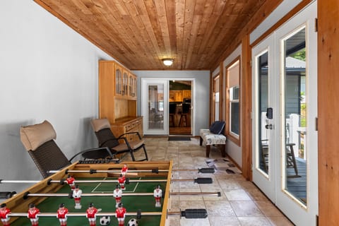 Easy Access | Fire Pit | Deck Swing | Movie Screen